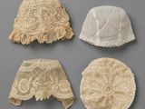 un lot de quatre chapeaux munis de lacets, posés sur une surface grise