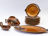 de nombreuses assiettes et bols ornés de motifs représentant des poissons