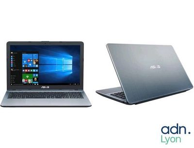 deux ordinateurs portables côte à côte sur un fond blanc, avec le logo Windows 10