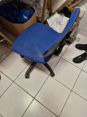 Planche en mélaminé blanc et ses deux tréteaux. On y joint u…