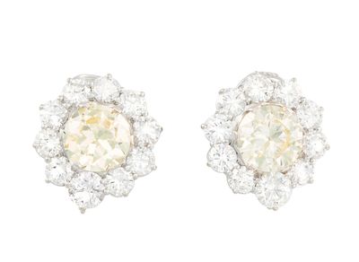 une paire de boucles d'oreilles en diamant et or blanc