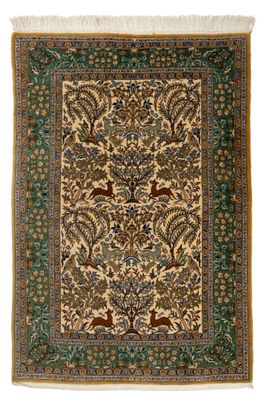un tapis avec un motif floral sur fond blanc