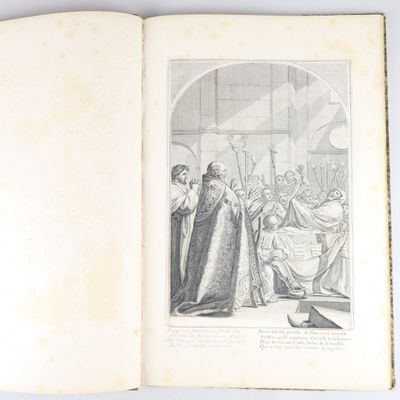 un livre ouvert sur lequel figure le dessin d'un homme en robe et d'une femme en robe