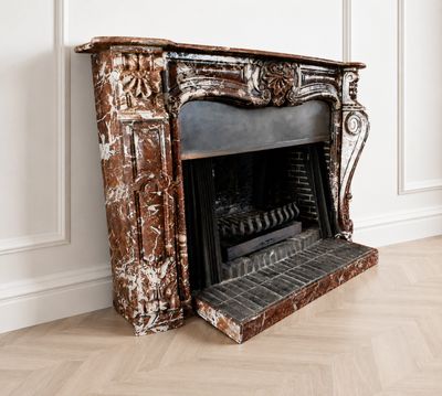 une cheminée au milieu d'une pièce avec un parquet