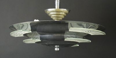 une lampe suspendue au plafond de la pièce