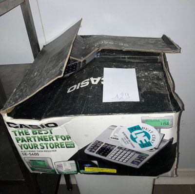 une boîte sur laquelle sont posés une calculatrice et un ordinateur portable
