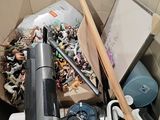 une boîte en carton remplie d'objets hétéroclites