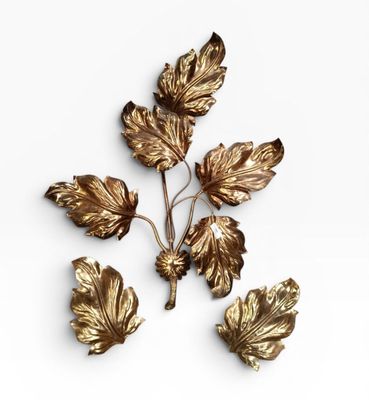 trois broches en feuille d'or sur fond blanc