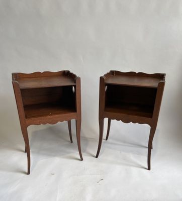 paire de tables de chevet anciennes aux pieds festonnés et aux étagères ouvertes