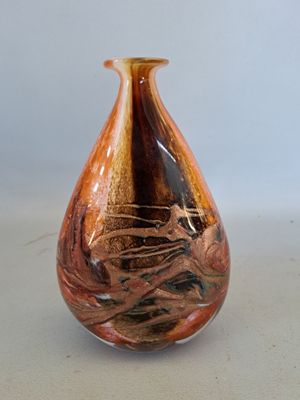 deux vases posés sur une table