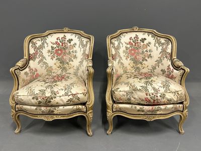 Paire de BERGERES basses à dossier gondole en bois laqué crè… - Photo 1