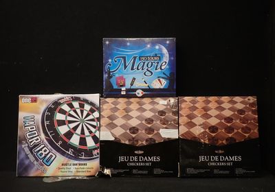 trois fléchettes et un jeu de fléchettes sont posés sur une surface noire