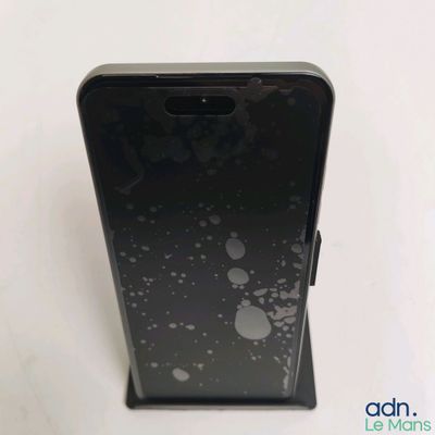 l'arrière d'un téléphone Samsung S9 noir sur lequel se trouvent des gouttelettes d'eau