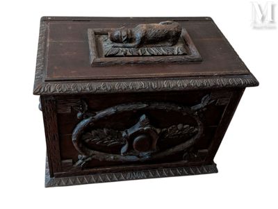 Travail dit de la Forêt Noire Coffre en bois richement sculp…