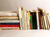 plusieurs livres empilés sur une table