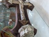 une vitrine en verre contenant une croix et d'autres objets