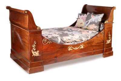 LIT BATEAU en acajou et placage d'acajou flammé à riche ornementation  - Photo 1
