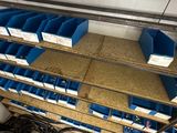 il y a quelques bacs bleus sur une étagère dans une pièce