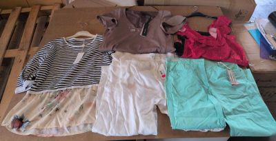 une pile de vêtements posée sur une table en bois