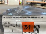 une boîte portant un code-barres, posée sur une table