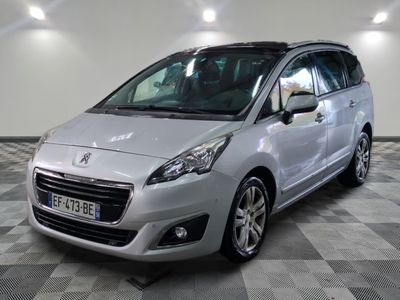 la petite voiture argentée est garée dans une grande pièce