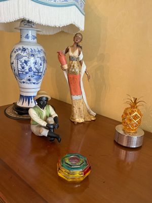Bibelots dont vase en verrerie d'art par Aiguière daté 2003
