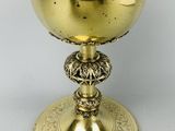 une coupe en or ornée d'un motif décoratif sur le socle