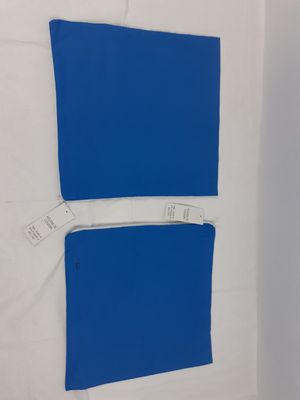 deux carrés bleus sur un drap blanc orné d'une bande blanche