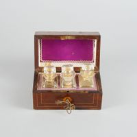 Coffret en bois de placage de style Napoléon III contenant 3…