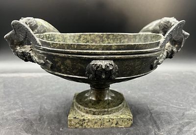 une image représentant un bol en bronze posé sur un socle