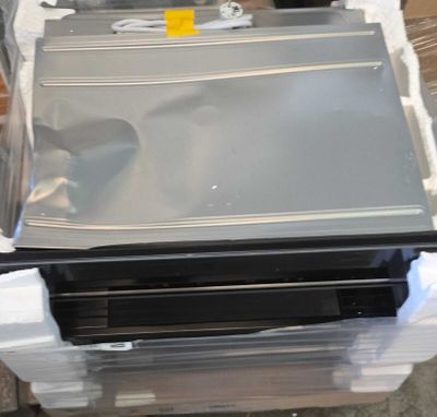 une pile de cartons sur laquelle est posé un micro-ondes
