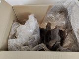 une boîte en carton contenant un certain nombre d'objets