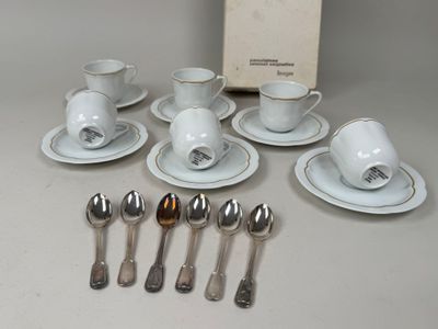 beaucoup de cuillères et de tasses sur la table