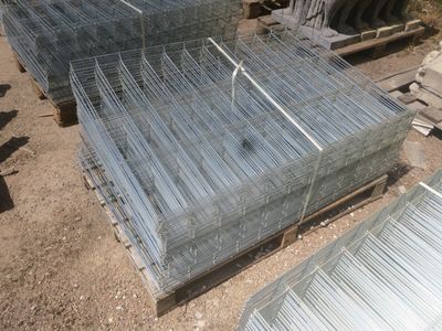 de nombreuses cages posées sur une palette