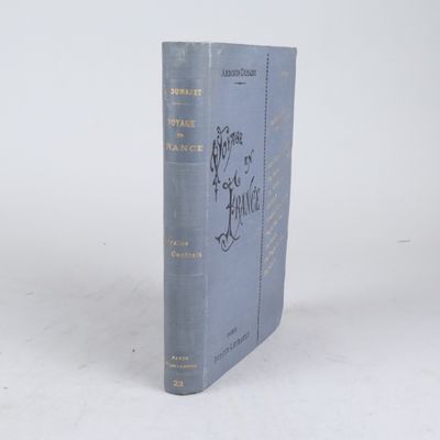 un vieux livre posé sur une surface blanche
