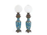 une paire de vases bleus et blancs avec des lampes en verre posées sur des socles