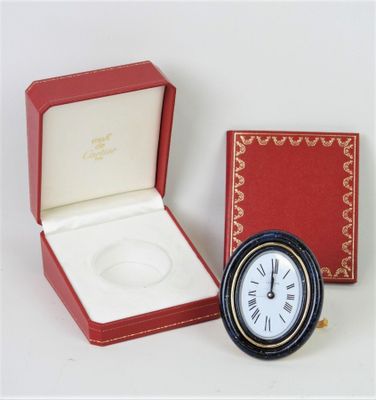 une boîte rouge contenant une horloge et une boîte rouge contenant une horloge blanche