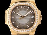 un gros plan d'une montre en or dont le cadran est orné de diamants