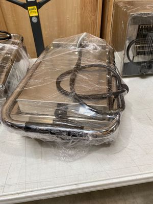 trois bagages emballés dans du plastique, posés sur un comptoir