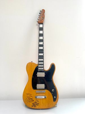 [ONLINE ONLY] Guitare dédicacée de JOE DUPLANTIER (GOJIRA) en vente pour l’Ukraine