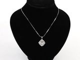 Collier plaqué argent avec un pendentif en forme de fleur sur un mannequin noir