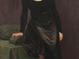 portrait d'une femme en robe noire, assise sur une chaise verte