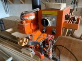 une machine qui travaille sur une pièce de bois