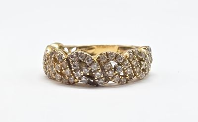 gros plan d'une bague en or avec des diamants sur fond blanc