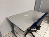 un bureau avec une chaise et un ordinateur portable dessus