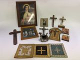 de nombreux objets religieux exposés sur une surface blanche