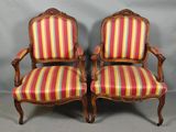 une paire de chaises anciennes avec des coussins rembourrés à rayures