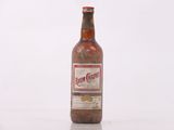 une bouteille de bière posée sur une table