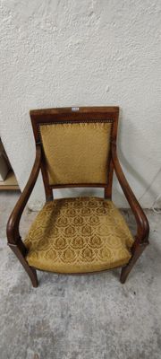 une chaise qui se trouve dans le coin d'une pièce