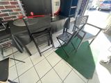 une table et des chaises dans un coin d'un restaurant